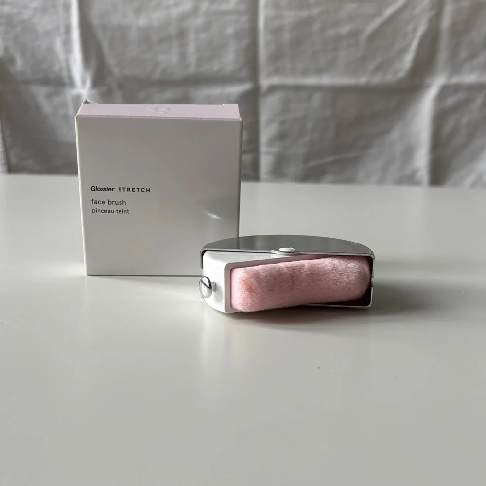 Glossier Face Brush - Picture 1 of 1